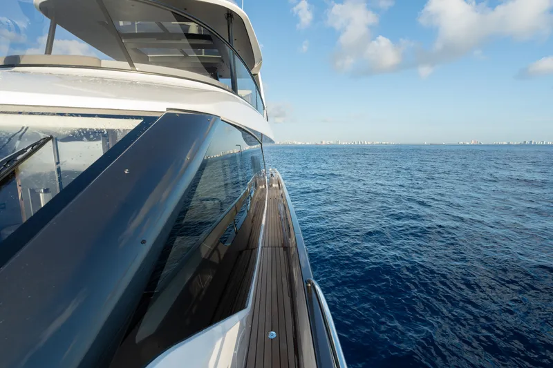 Slide: The Image of Azimut Fly 82 2027 - 7511586