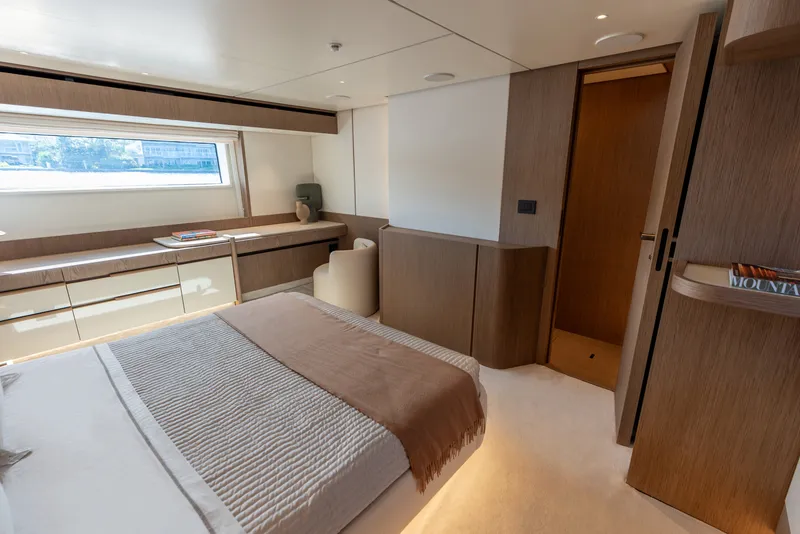 Slide: The Image of Azimut Fly 82 2027 - 7467511