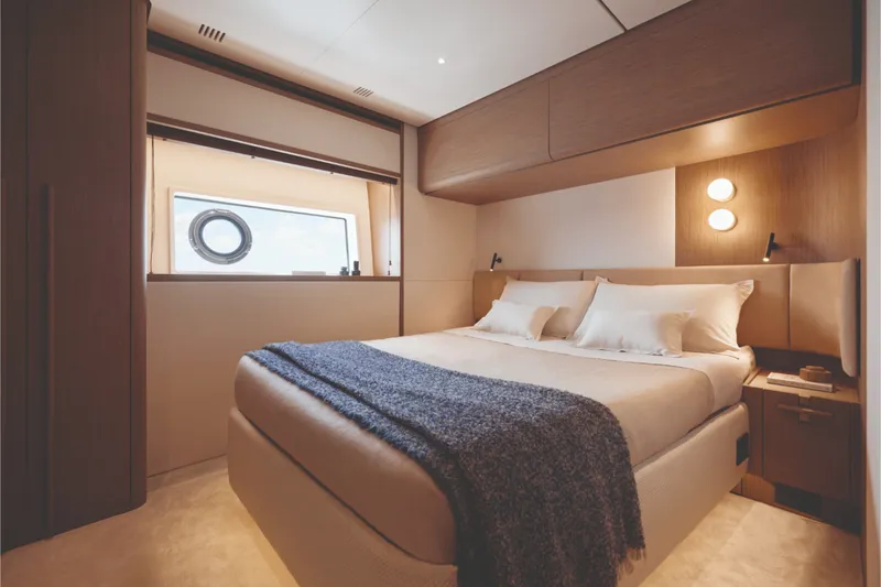 Slide: The Image of Azimut Fly 82 2027 - 6666043