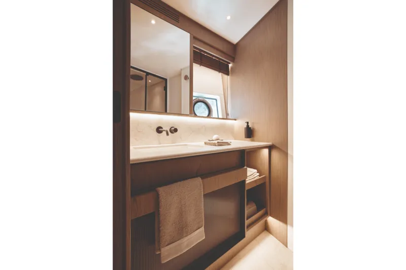 Slide: The Image of Azimut Fly 82 2027 - 6666041