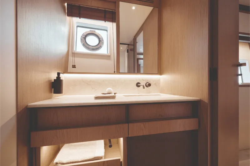 Slide: The Image of Azimut Fly 82 2027 - 6666031