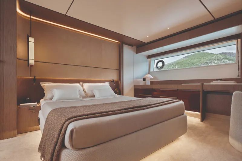 Slide: The Image of Azimut Fly 82 2027 - 6666023