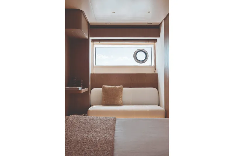Slide: The Image of Azimut Fly 82 2027 - 6666029