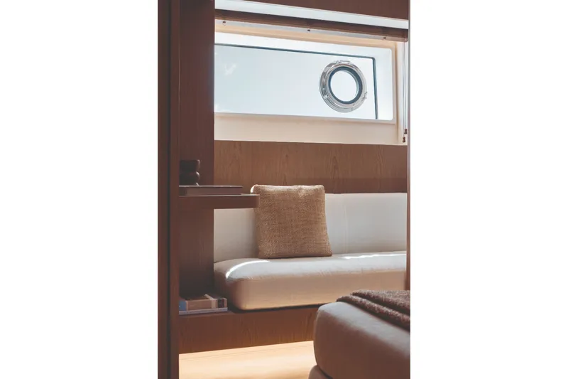 Slide: The Image of Azimut Fly 82 2027 - 6666027