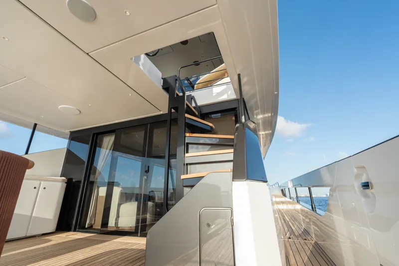 Slide: The Image of Azimut Fly 82 2027 - 7511595