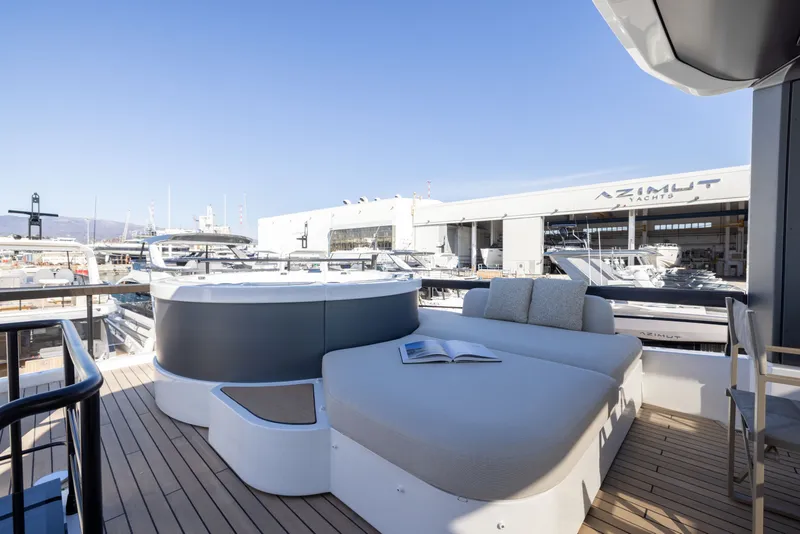 Slide: The Image of Azimut Fly 82 2027 - 6835380