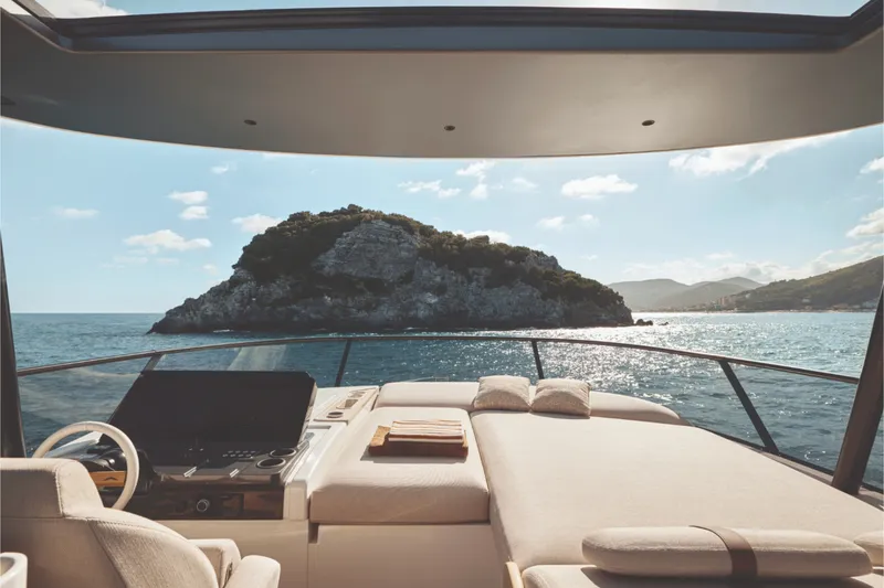 Slide: The Image of Azimut Fly 82 2027 - 6666010