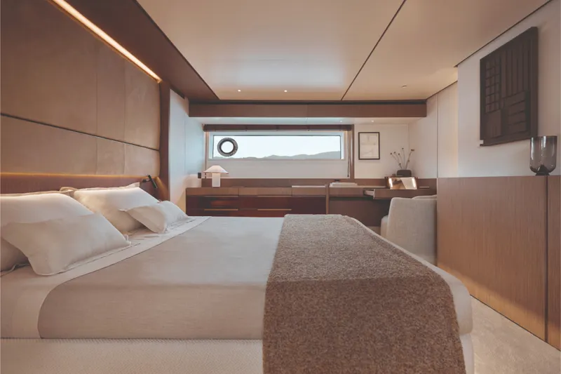 Slide: The Image of Azimut Fly 82 2027 - 6666024
