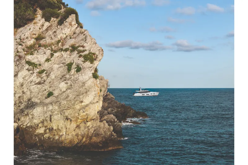Slide: The Image of Azimut Fly 82 2027 - 6666008