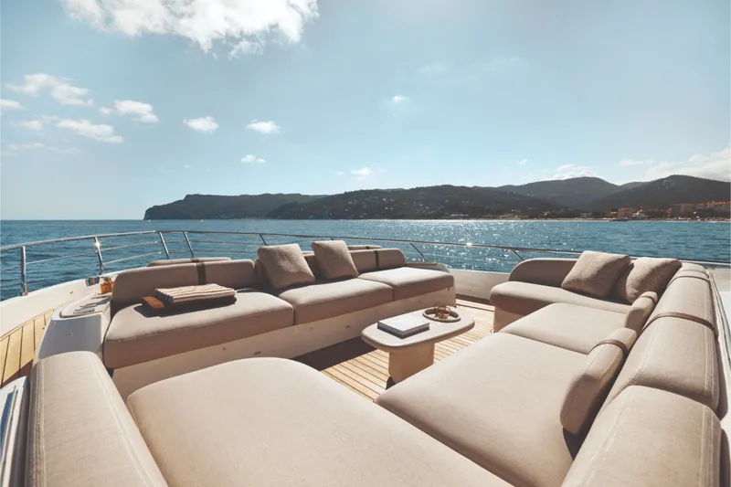 Slide: The Image of Azimut Fly 82 2027 - 6666006