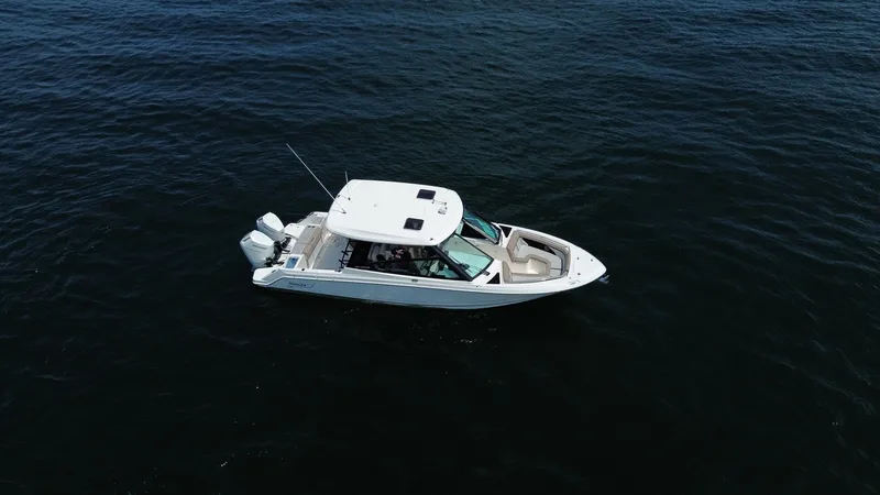 Slide: The Image of Boston Whaler 330 Vantage 2025 - 6716133