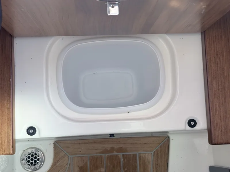Slide: The Image of Boston Whaler 330 Vantage 2025 - 6714503