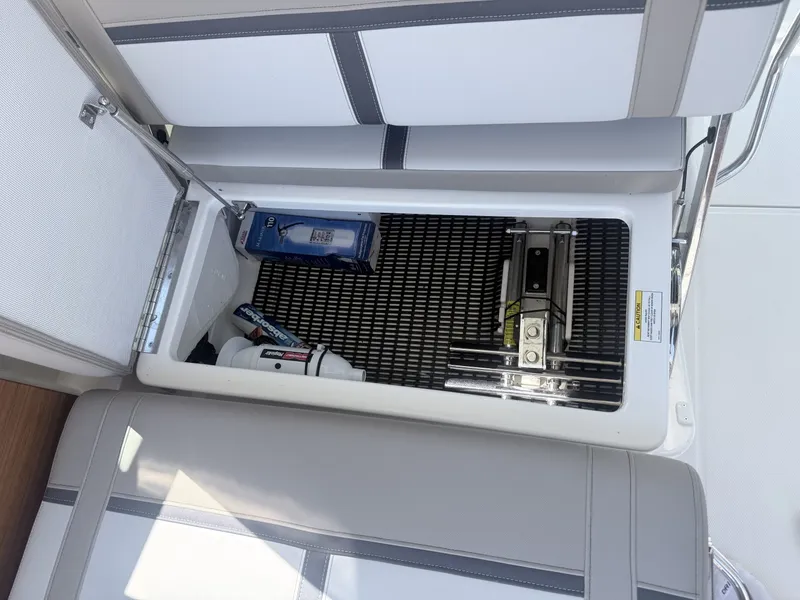 Slide: The Image of Boston Whaler 330 Vantage 2025 - 6714493