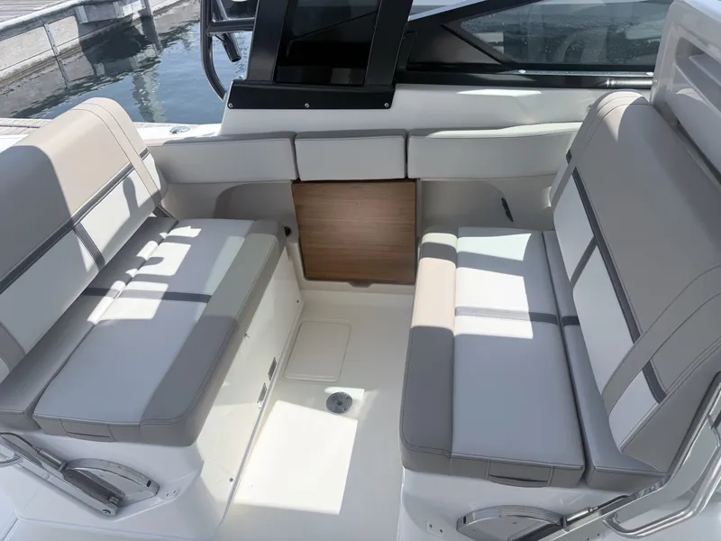Slide: The Image of Boston Whaler 330 Vantage 2025 - 6714490