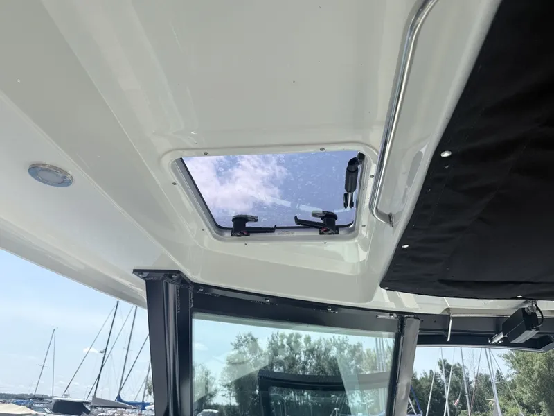 Slide: The Image of Boston Whaler 330 Vantage 2025 - 6714520