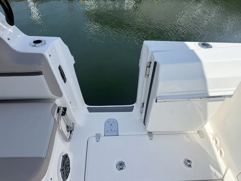 Slide: The Image of Boston Whaler 330 Vantage 2025 - 6714512