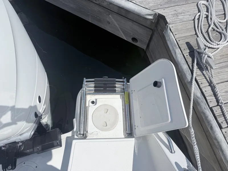 Slide: The Image of Boston Whaler 330 Vantage 2025 - 6714526