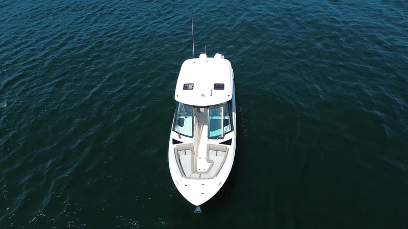 Slide: The Image of Boston Whaler 330 Vantage 2025 - 6716131