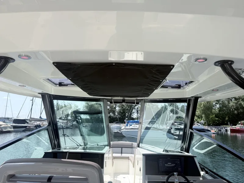 Slide: The Image of Boston Whaler 330 Vantage 2025 - 6714522