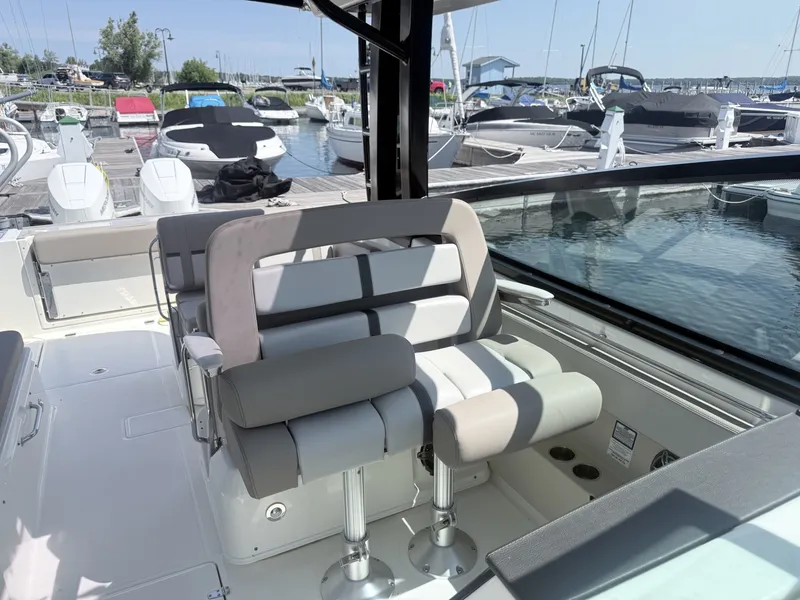 Slide: The Image of Boston Whaler 330 Vantage 2025 - 6714494