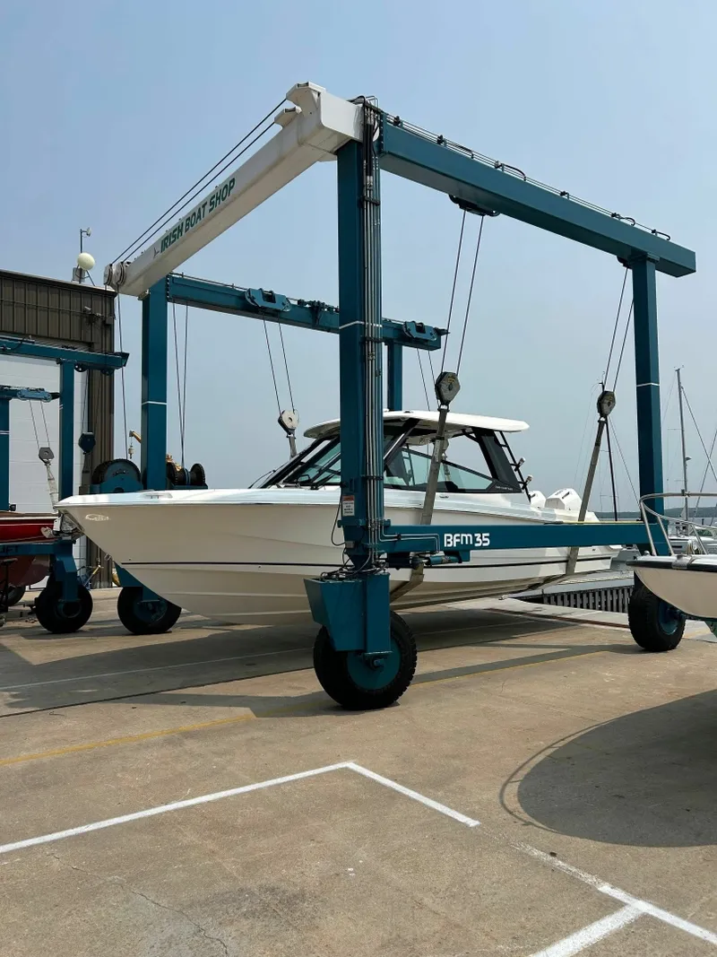 Slide: The Image of Boston Whaler 330 Vantage 2025 - 6706781