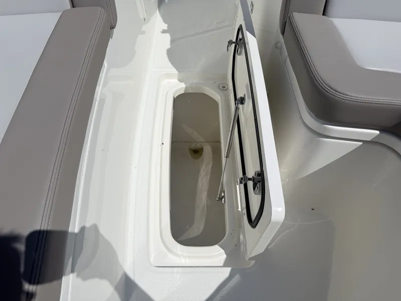 Slide: The Image of Boston Whaler 330 Vantage 2025 - 6714509