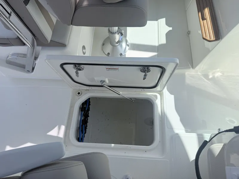 Slide: The Image of Boston Whaler 330 Vantage 2025 - 6714511