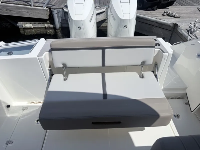 Slide: The Image of Boston Whaler 330 Vantage 2025 - 6714513