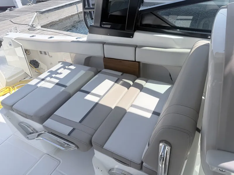 Slide: The Image of Boston Whaler 330 Vantage 2025 - 6714492