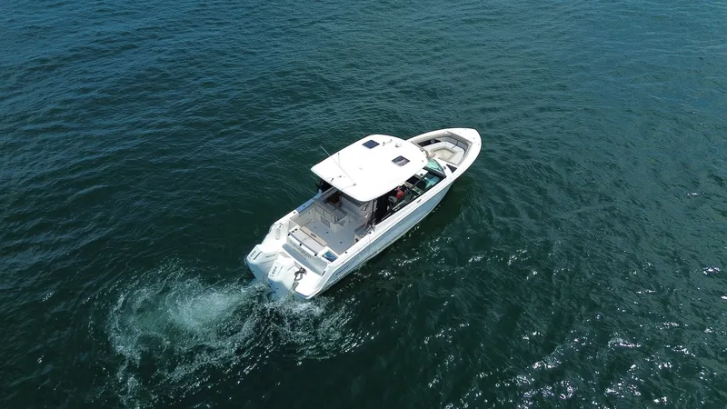 Slide: The Image of Boston Whaler 330 Vantage 2025 - 6716134