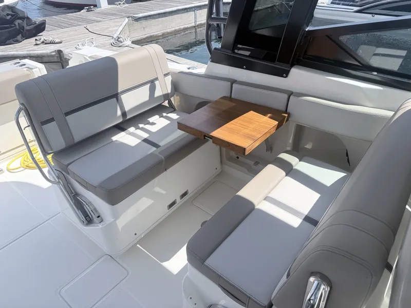 Slide: The Image of Boston Whaler 330 Vantage 2025 - 6714491