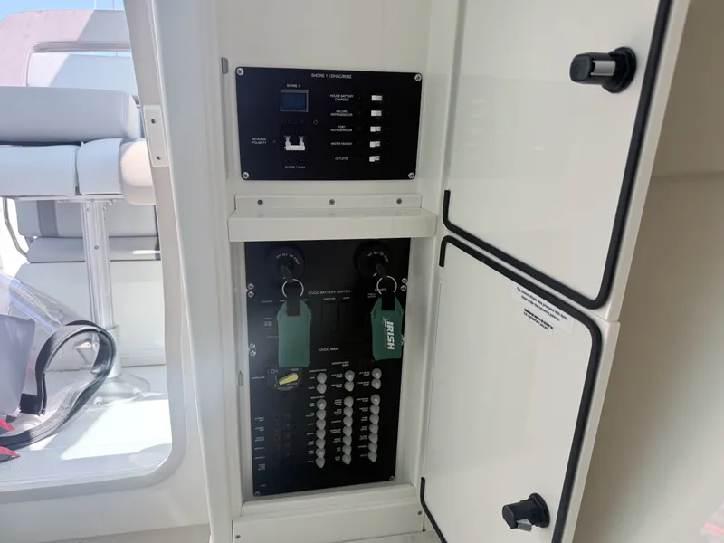 Slide: The Image of Boston Whaler 330 Vantage 2025 - 6714501
