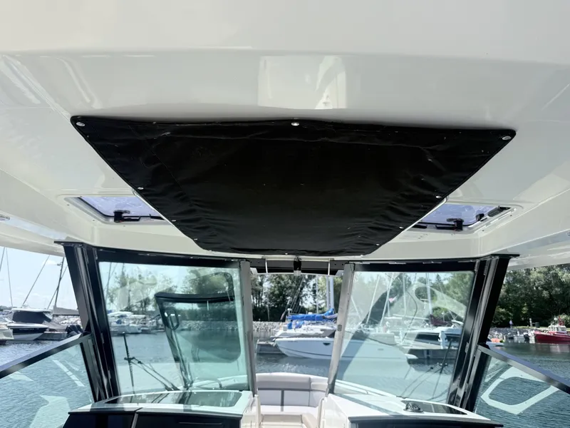 Slide: The Image of Boston Whaler 330 Vantage 2025 - 6714519