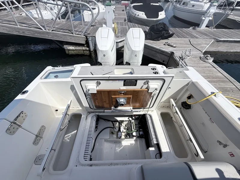 Slide: The Image of Boston Whaler 330 Vantage 2025 - 6714517