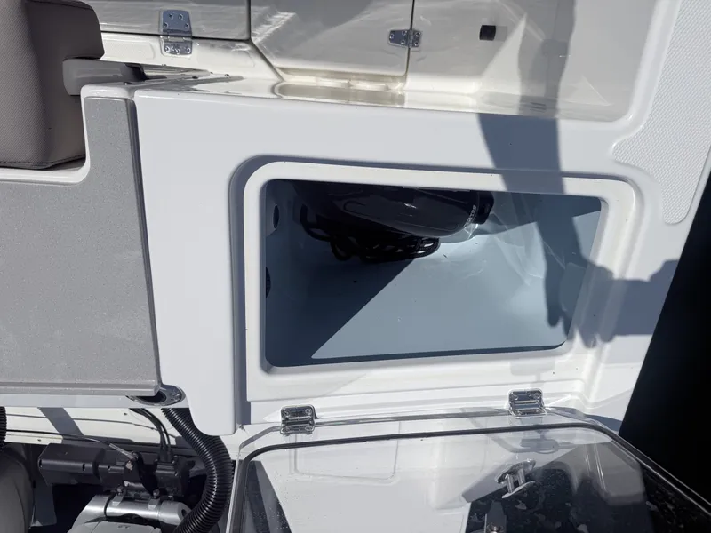 Slide: The Image of Boston Whaler 330 Vantage 2025 - 6714515
