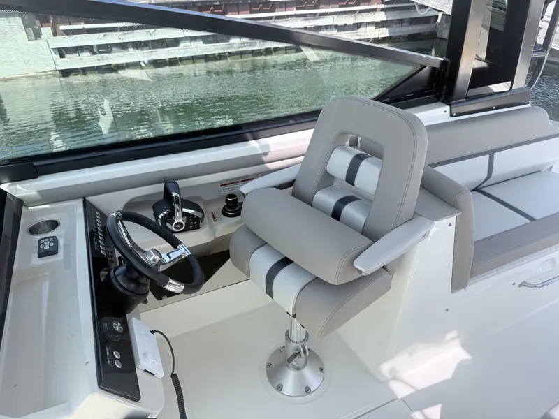 Slide: The Image of Boston Whaler 330 Vantage 2025 - 6714495
