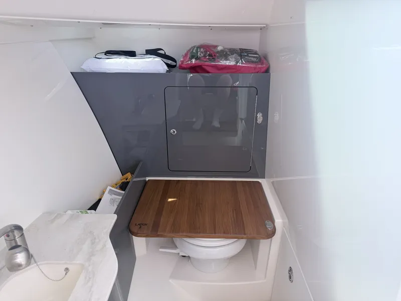 Slide: The Image of Boston Whaler 330 Vantage 2025 - 6714497