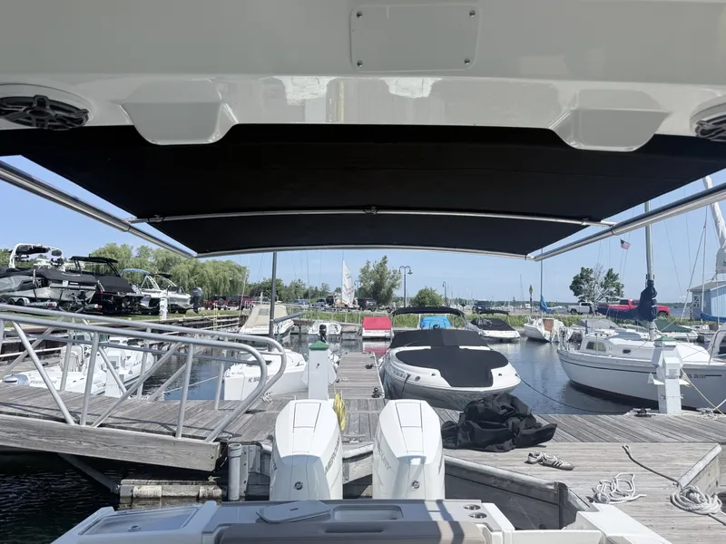 Slide: The Image of Boston Whaler 330 Vantage 2025 - 6714521