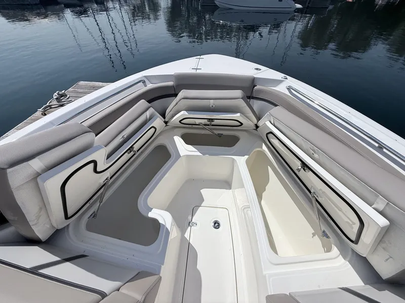 Slide: The Image of Boston Whaler 330 Vantage 2025 - 6714510