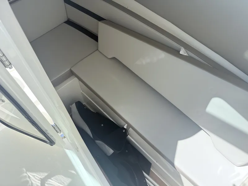 Slide: The Image of Boston Whaler 330 Vantage 2025 - 6714507