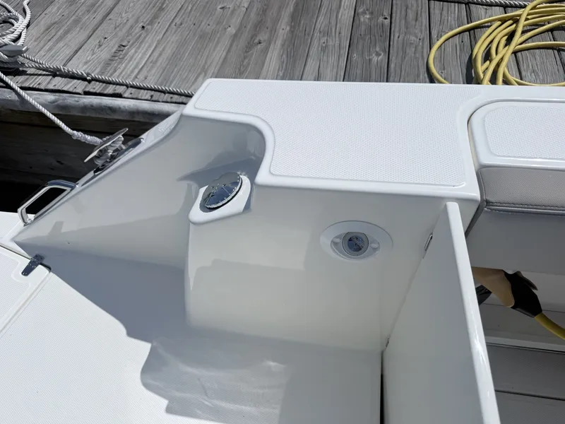 Slide: The Image of Boston Whaler 330 Vantage 2025 - 6714525