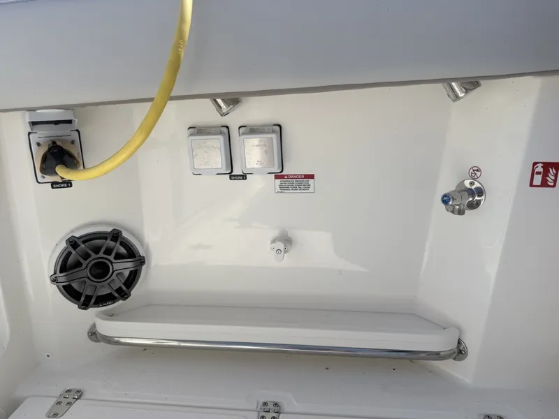 Slide: The Image of Boston Whaler 330 Vantage 2025 - 6714516