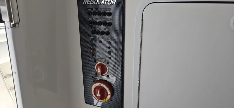 Slide: The Image of Regulator Marine 28 FS 2018 - 6708748