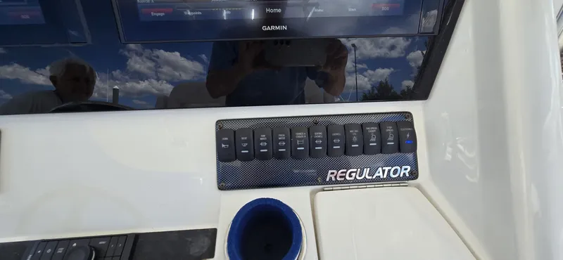 Slide: The Image of Regulator Marine 28 FS 2018 - 6708757