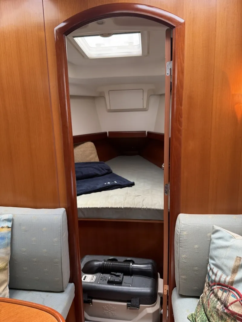 Slide: The Image of V-Berth w/upright locker - 6807931