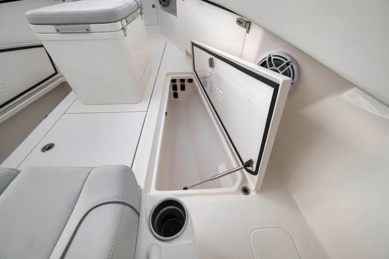 Slide: The Image of SeaVee 370Z 2022 - 6752946