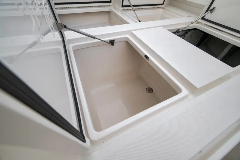Slide: The Image of SeaVee 370Z 2022 - 6752958