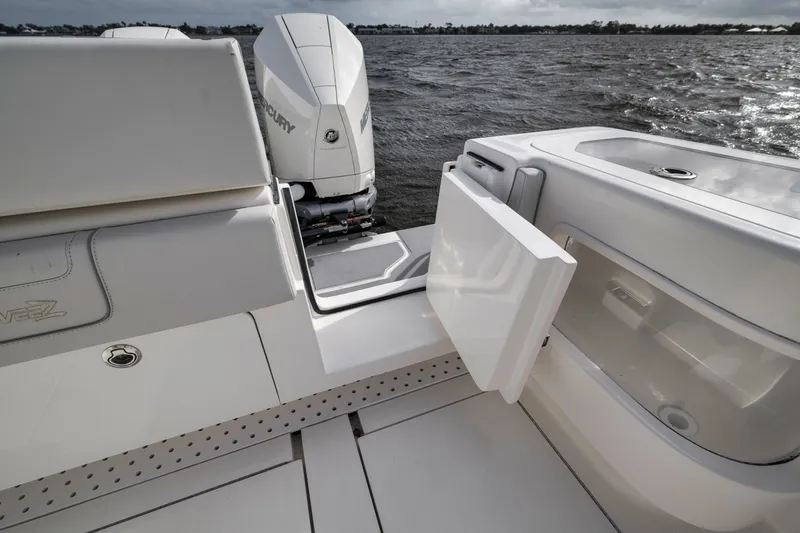 Slide: The Image of SeaVee 370Z 2022 - 6752950