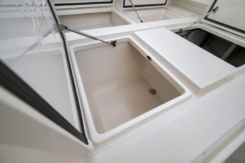 Slide: The Image of SeaVee 370Z 2022 - 6752959