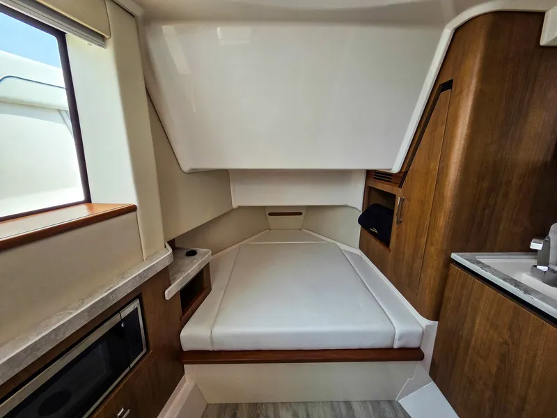 Slide: The Image of Regal 34 SAV 2027 - 7457068